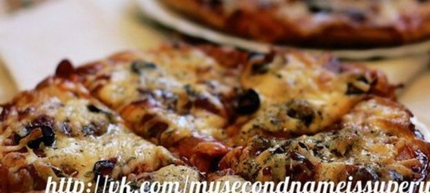 Пицца с салями и маслинами