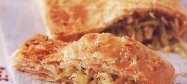 Ягодная запеканка с орехами и изюмом