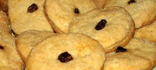 Рождественское творожное печенье с изюмом