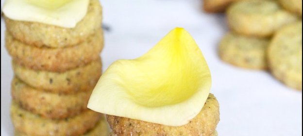 Розовое печенье