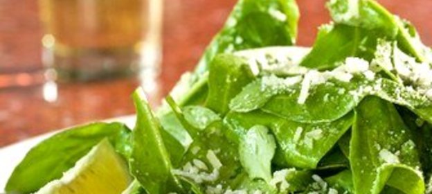 Зеленый салат с сырным винегретом