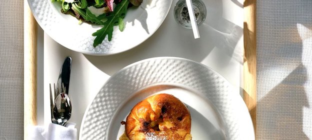 Зеленый салат с медовым соусом и козьим сыром