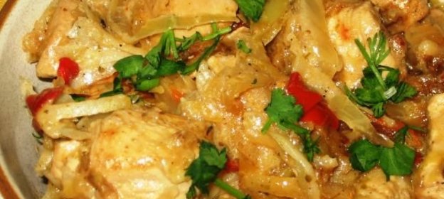 Гуляш из индейки с квашеной капустой