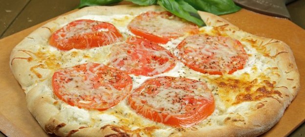 Пицца с помидорами