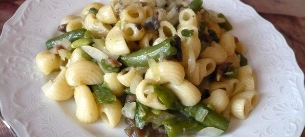 Постные макароны со стручковой фасолью и грибами