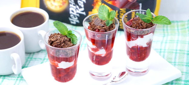 Десерт с брусникой и сливками