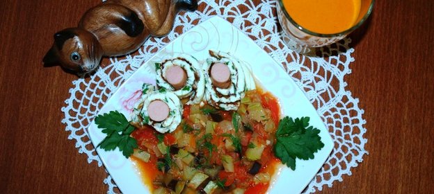 Овощной рататуй, рулетики из омлета и облепиховый морс