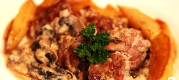 Тефтели с грибным соусом и картофелем по-деревенски