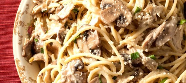 Спагетти под грибным соусом