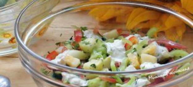 Салат с запеченным кабачком и соусом блю чиз