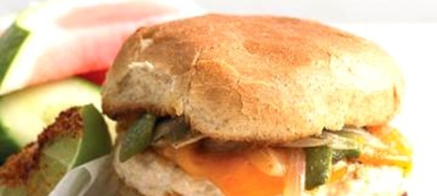 Куриные бургеры с жареным чили и луком