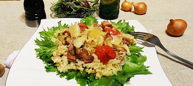 Паста фузилли с беконом и грибами