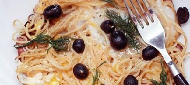 Пирог из хлеба с черной смородиной