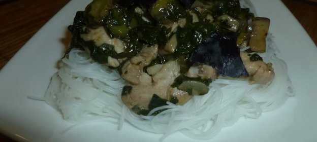 Жареная лапша со свининой и шпинатом