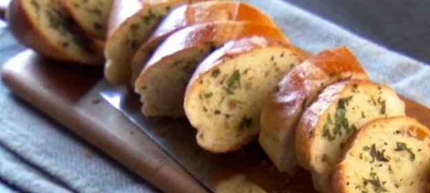 Закусочный багет с сыром и зеленью