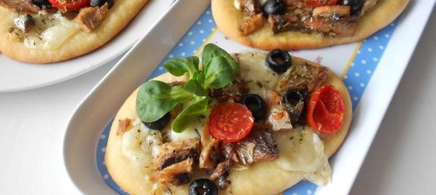 Мини-пицца с сайрой, моцареллой и маслинами