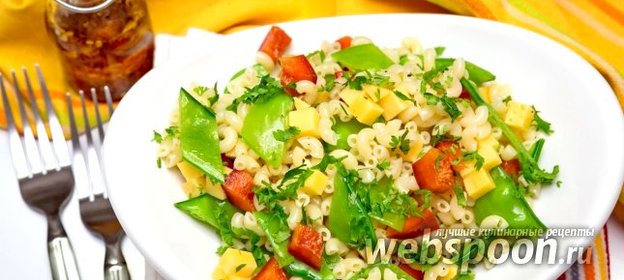 Салат с макаронами, сыром и сахарным горошком