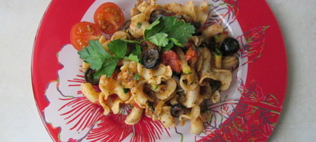 Итальянская паста с овощами и черными маслинами (постное)