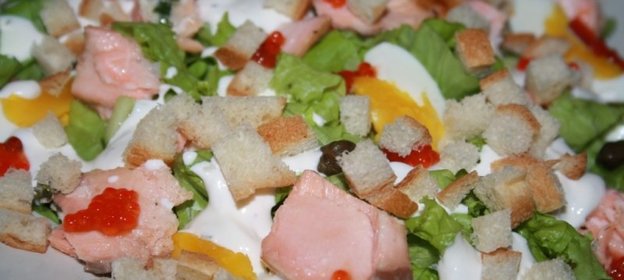 Салат с лососем горячего копчения