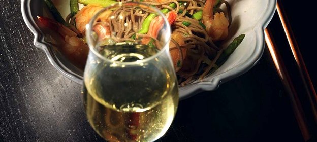 Гречневая лапша с креветками и зеленой спаржей