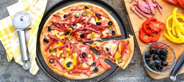 Пицца с копченой колбасой