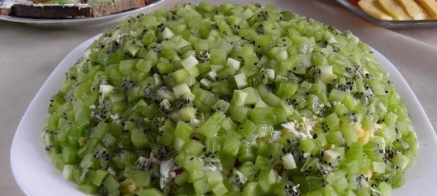 Салат Изумрудная россыпь с киви и курицей