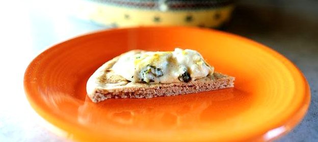 Сырный соус с артишоками и шпинатом