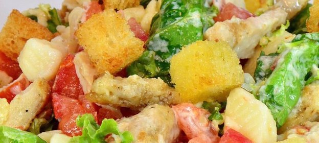 Салат Цезарь с курицей и адыгейским сыром