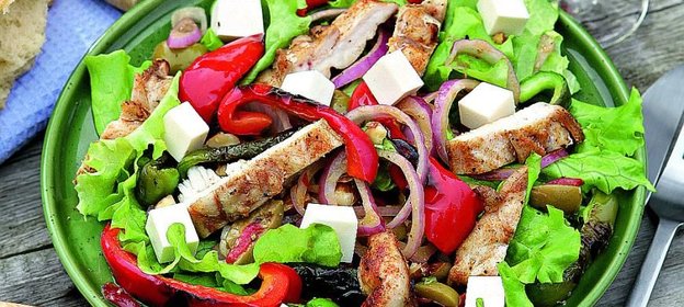 Теплый средиземноморский салат с курицей