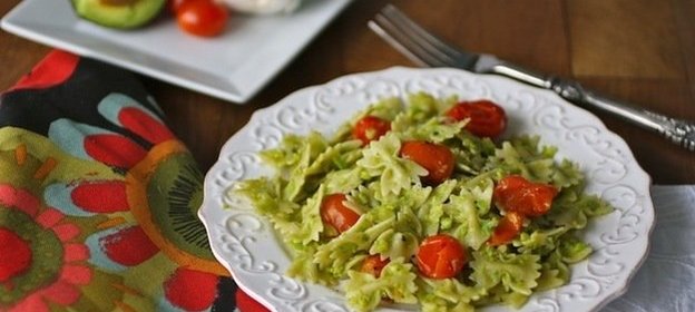 Паста с курицей, помидорами и авокадо