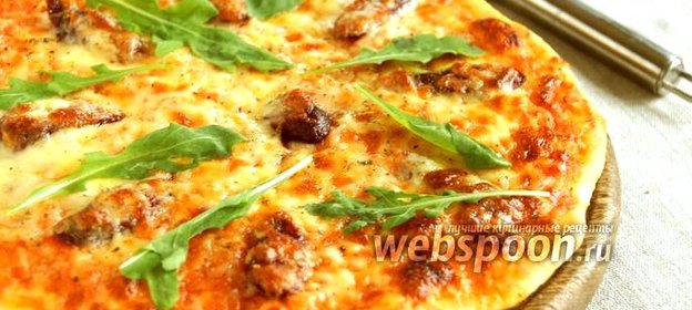 Пицца с охотничьими колбасками и рукколой
