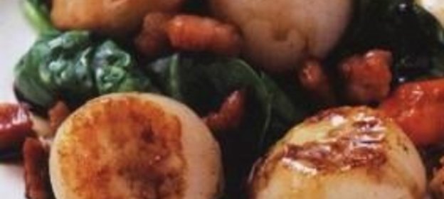 Морские гребешки с панчеттой и шпинатом