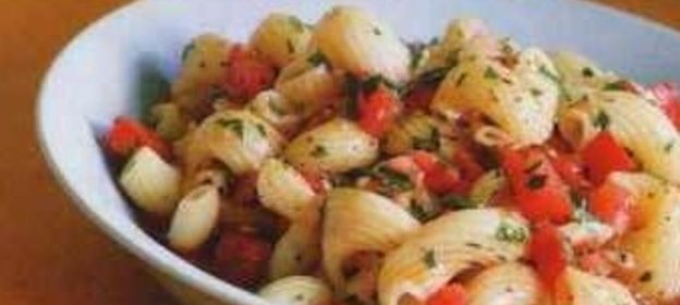 Салат из морской рыбы с овощами и бадьяном