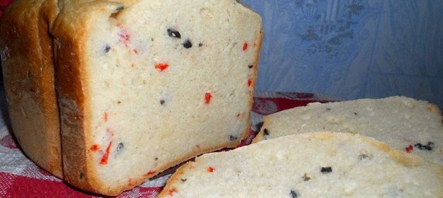 Хлеб с маслинами и красным перцем