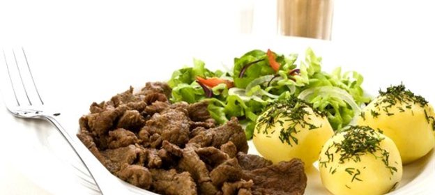 Говядина тушеная с луком и картофелем
