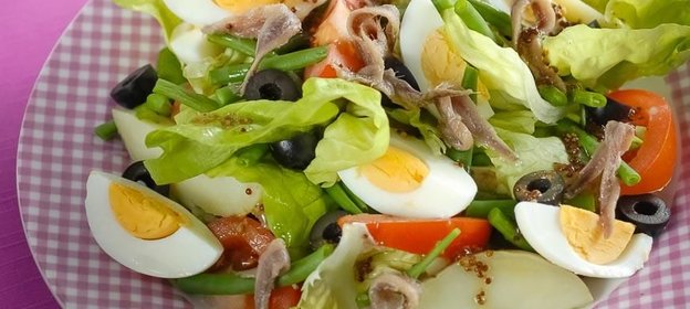 Средиземноморский салат с анчоусами