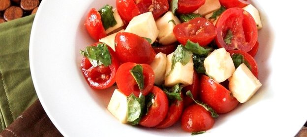 Салат с томатами черри