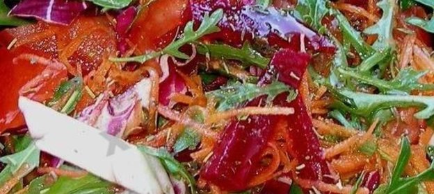 Салат овощной с запеченной свеклой