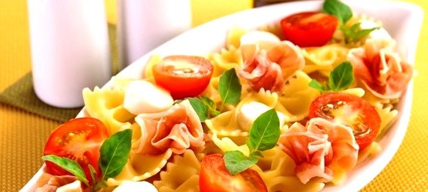 Макароны с беконом, моцареллой и помидорами