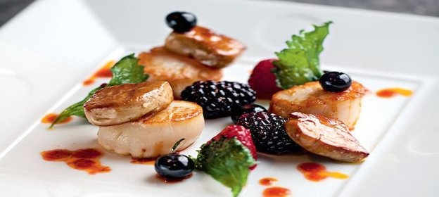 Морские гребешки с фуа-гра, ягодами и острым медовым соусом