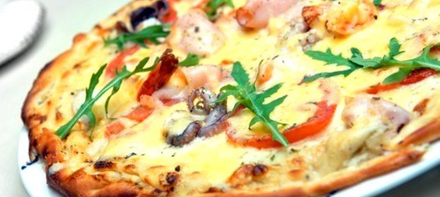 Пицца с томатами, кальмарами и креветками