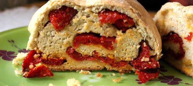 Хлеб с вялеными помидорами