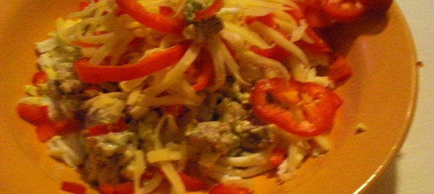 Холодный салат из отварного телячьего языка с горьким перцем , сыром и соусом