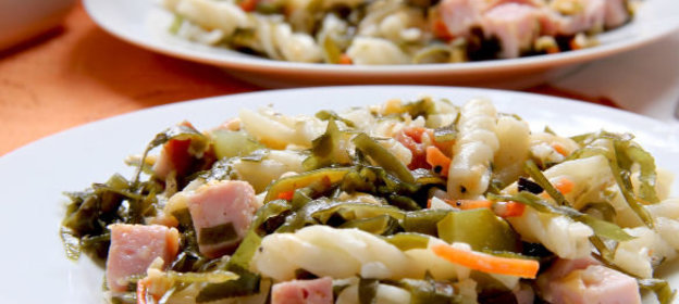 Теплый салат с морской капустой и макаронами