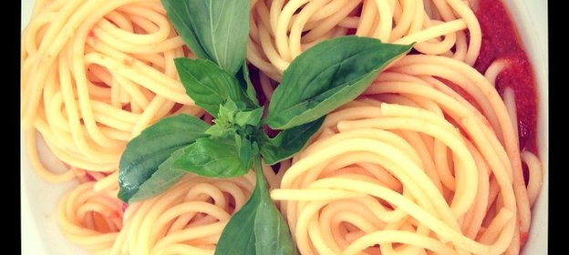 Спагетти с помидорами черри и базиликом