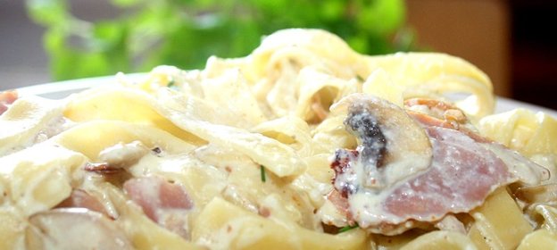 Паста с ветчиной и шампиньонами в сливочном соусе