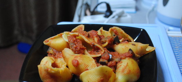 Макароны с баклажанами и помидорами