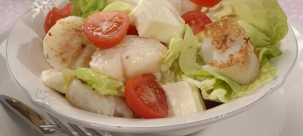 Салат с морскими гребешками