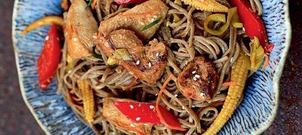 Лапша с цесаркой и овощами в воке