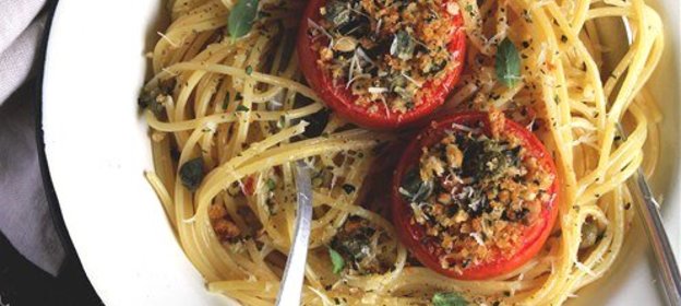 Спагетти с фаршированными томатами